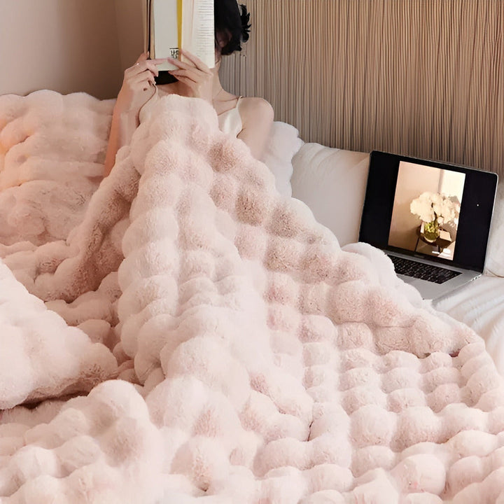 "Lyxig fuskpäls värmefilt, mjuk och elegant, perfekt för mysigt hem och resor, beige ton med stilren design."
