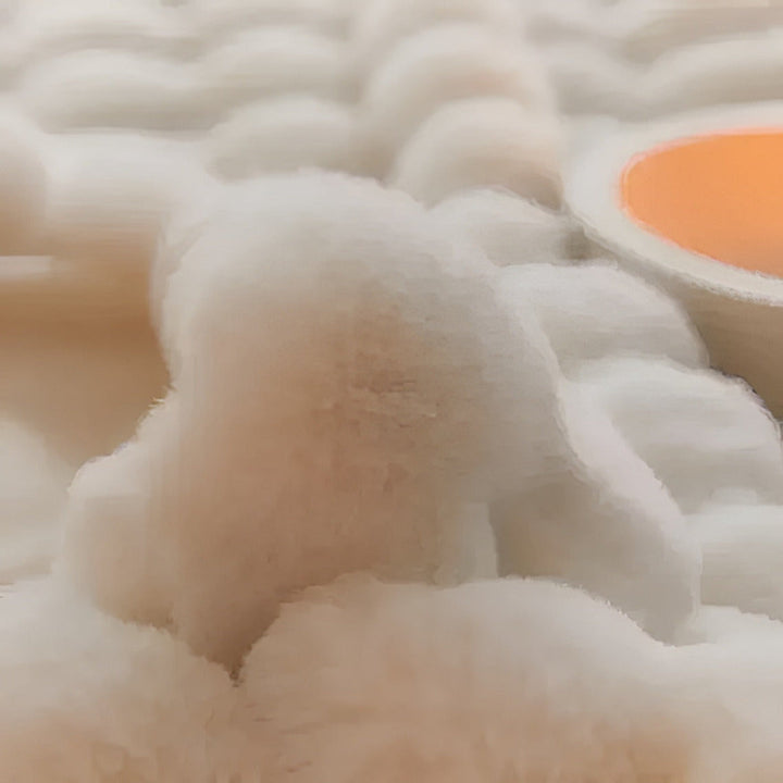 "Lyxig fuskpäls värmefilt, mjuk och elegant, perfekt för mysigt hem och resor, beige ton med stilren design."