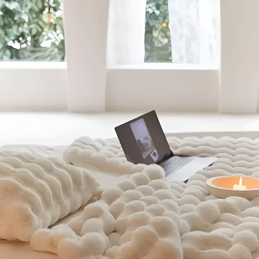 "Lyxig fuskpäls värmefilt, mjuk och elegant, perfekt för mysigt hem och resor, beige ton med stilren design."