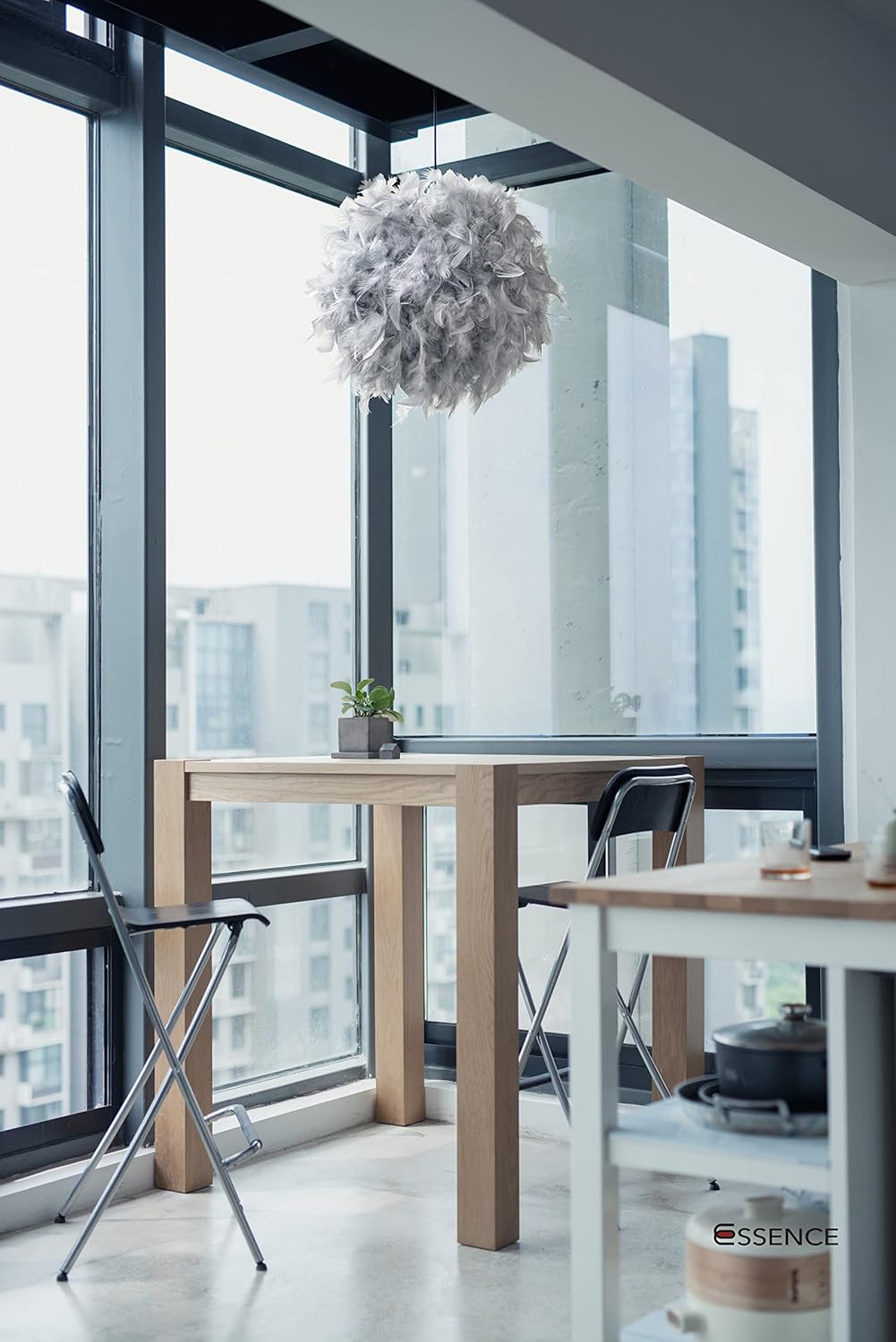 "Lyxig grå fjäderlampa med handplacerade gåsfjädrar och dimmerfunktion för en elegant och inbjudande atmosfär."