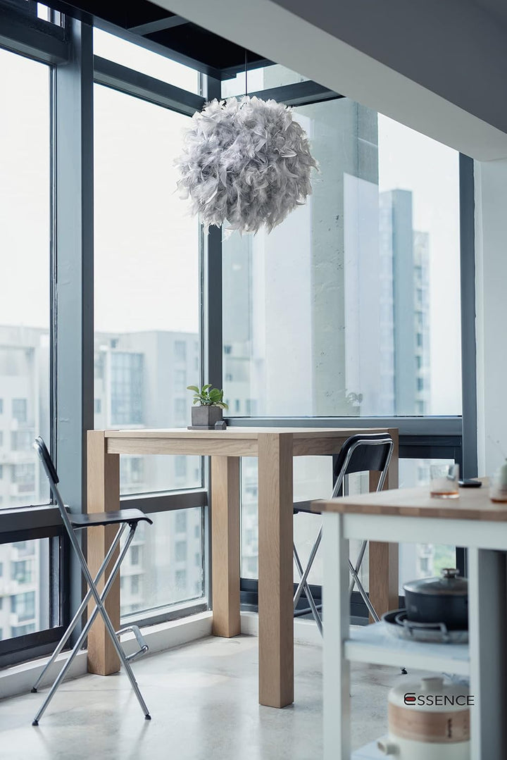 "Lyxig grå fjäderlampa med handplacerade gåsfjädrar och dimmerfunktion för en elegant och inbjudande atmosfär."