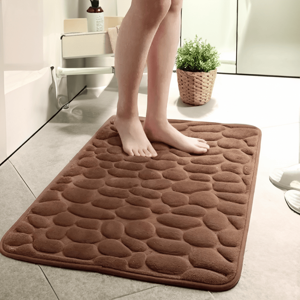 "Lyxig halkfri badmatta, brun, 40x60 cm, flanell och memory foam, säker och stilren, i elegant badrumsmiljö."