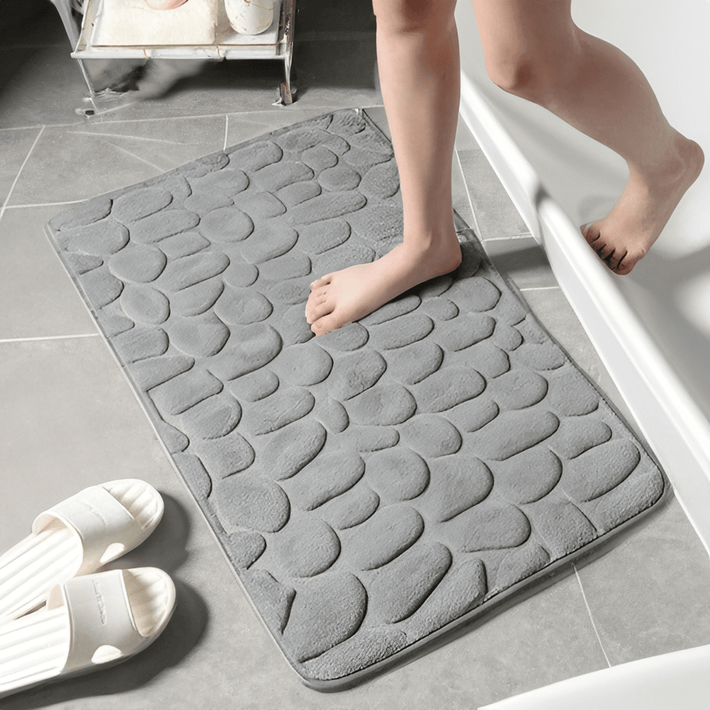 "Lyxig halkfri badmatta, brun, 40x60 cm, flanell och memory foam, säker och stilren, i elegant badrumsmiljö."