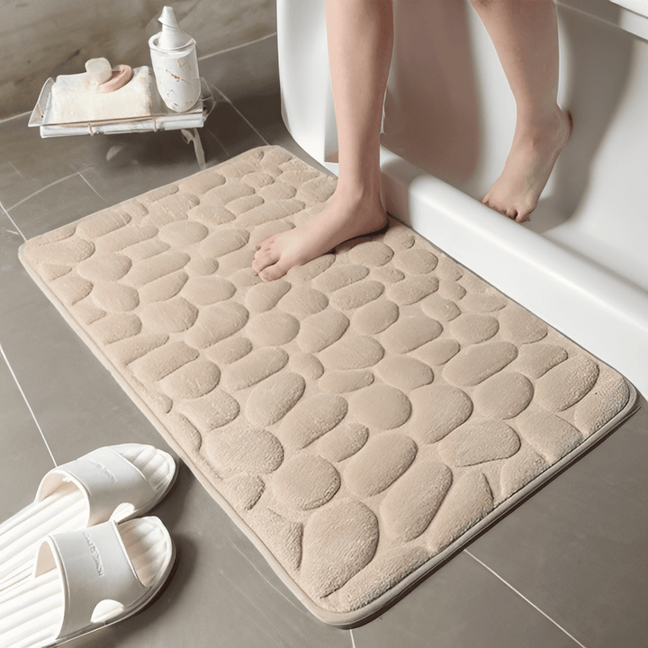 "Lyxig halkfri badmatta, brun, 40x60 cm, flanell och memory foam, säker och stilren, i elegant badrumsmiljö."