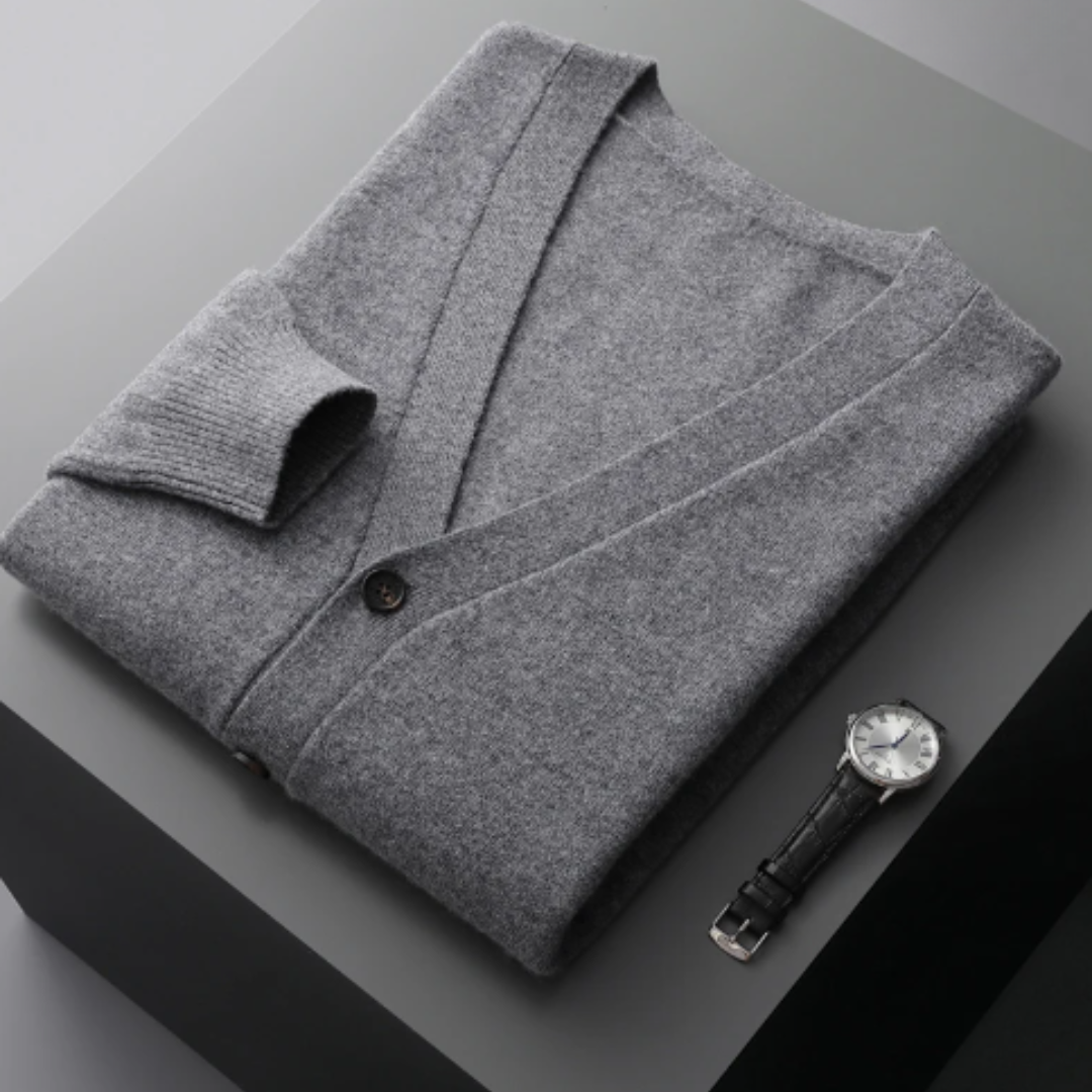 "Lyxig kaschmirkofta i elegant design, beige färg med klassisk knappknäppning, perfekt för stil och komfort."