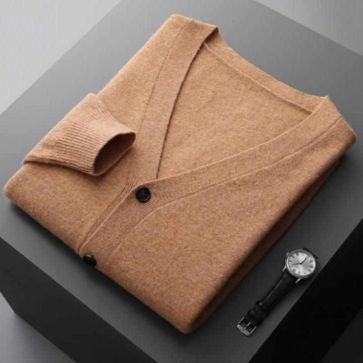 "Lyxig kaschmirkofta i elegant design, beige färg med klassisk knappknäppning, perfekt för stil och komfort."