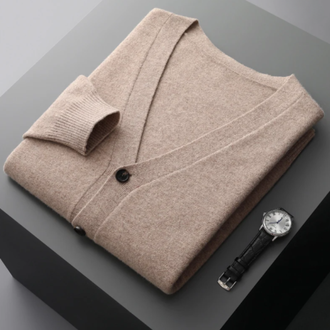 "Lyxig kaschmirkofta i elegant design, beige färg med klassisk knappknäppning, perfekt för stil och komfort."