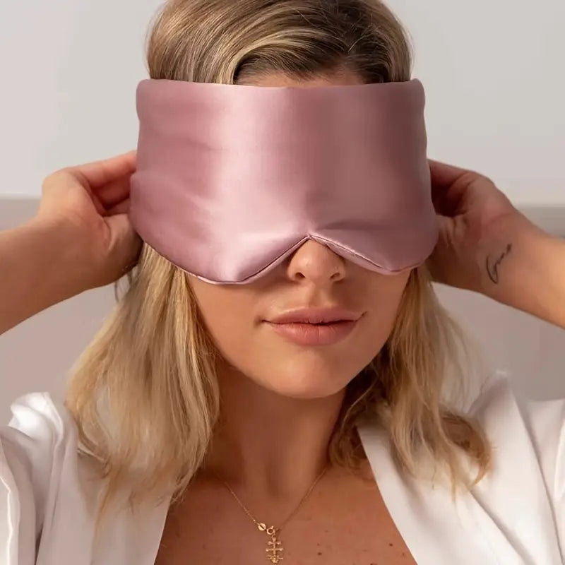 "Lyxig mjuk blackout sovmask i svart med justerbar design för total ljusblockering och optimal sömnkomfort"