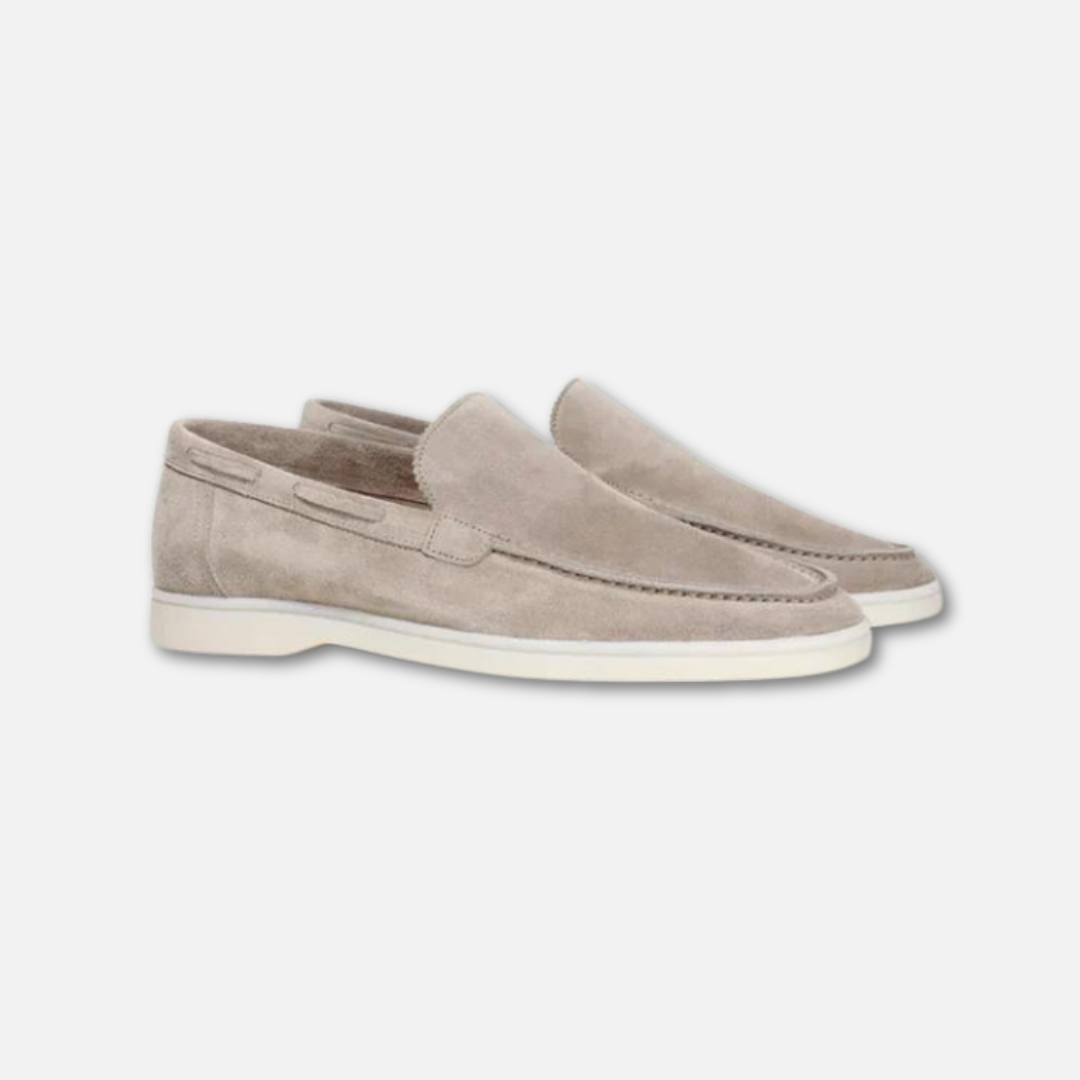 Lyxiga herrloafers i brun mocka med elegant design, perfekta för både formella och avslappnade tillfällen.