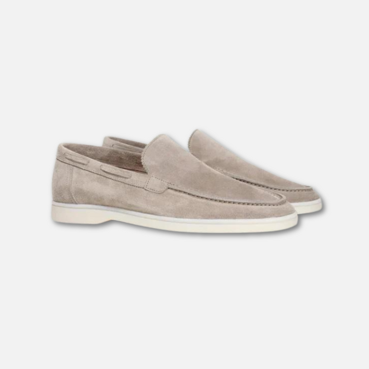 Lyxiga herrloafers i brun mocka med elegant design, perfekta för både formella och avslappnade tillfällen.