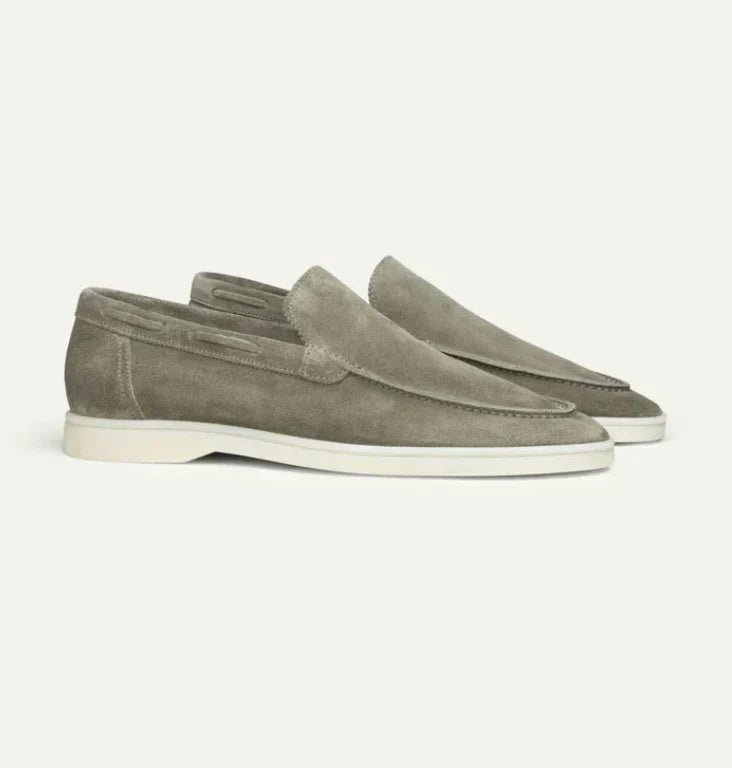 Lyxiga herrloafers i brun mocka med elegant design, perfekta för både formella och avslappnade tillfällen.