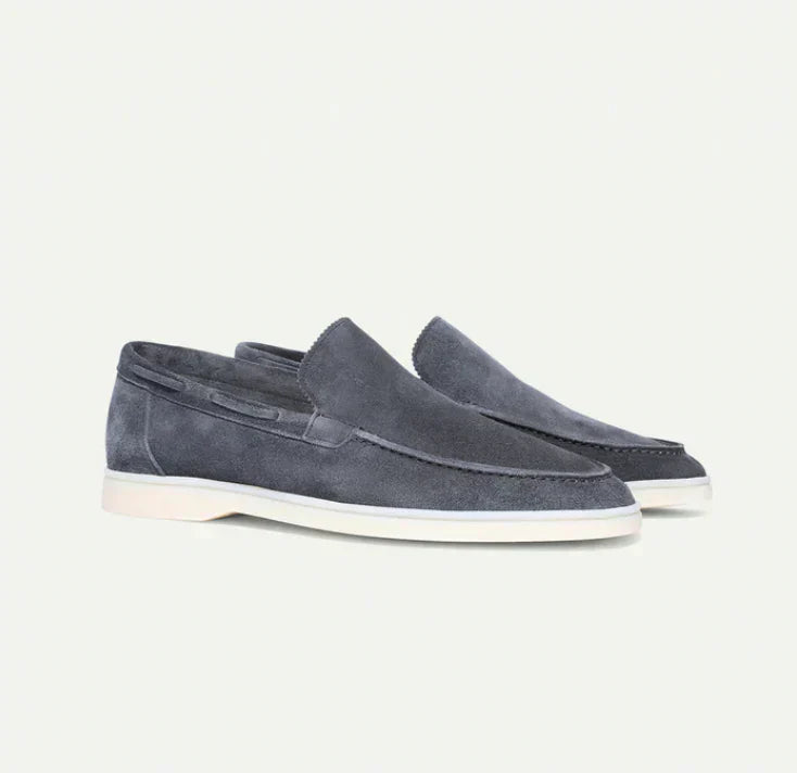Lyxiga herrloafers i brun mocka med elegant design, perfekta för både formella och avslappnade tillfällen.