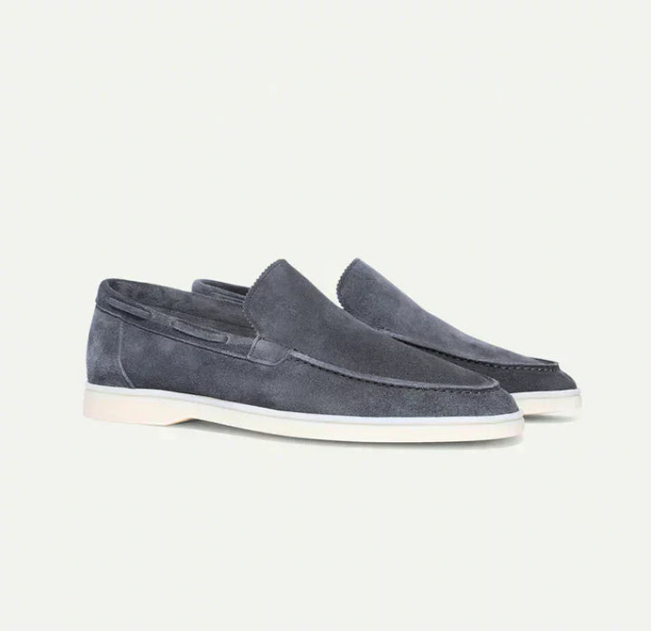 Lyxiga herrloafers i brun mocka med elegant design, perfekta för både formella och avslappnade tillfällen.
