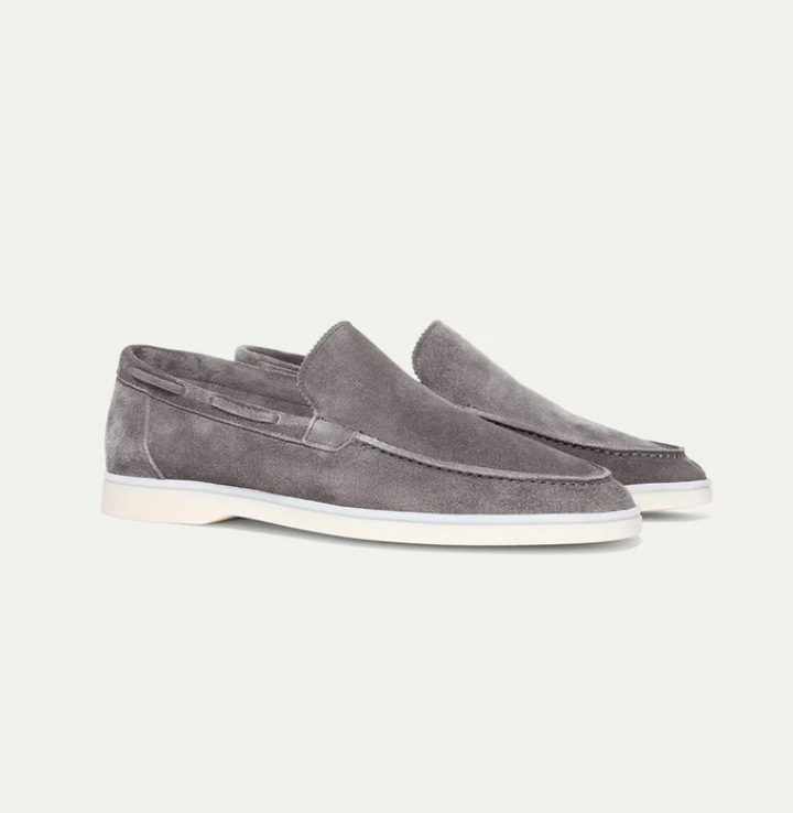 Lyxiga herrloafers i brun mocka med elegant design, perfekta för både formella och avslappnade tillfällen.