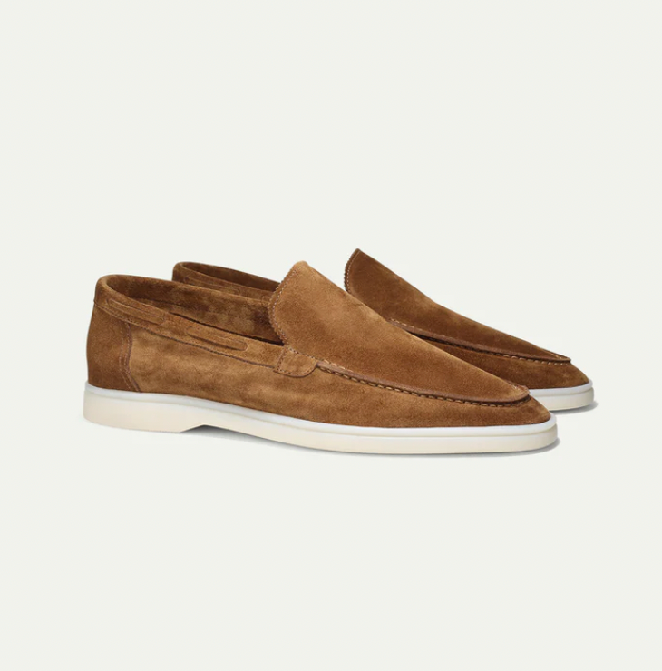 Lyxiga herrloafers i brun mocka med elegant design, perfekta för både formella och avslappnade tillfällen.