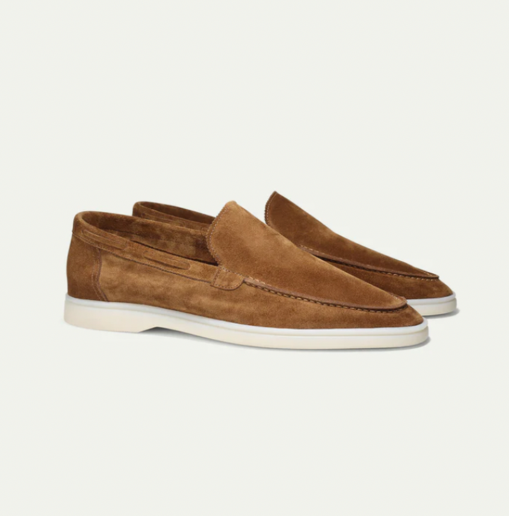 Lyxiga herrloafers i brun mocka med elegant design, perfekta för både formella och avslappnade tillfällen.