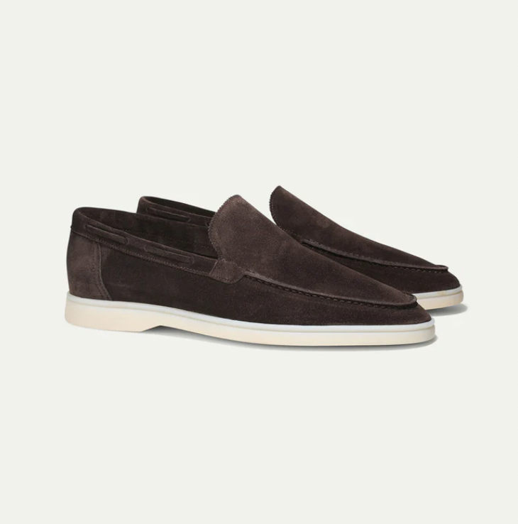 Lyxiga herrloafers i brun mocka med elegant design, perfekta för både formella och avslappnade tillfällen.