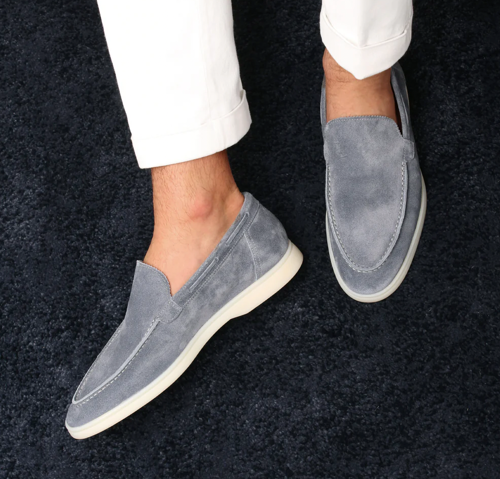 Lyxiga herrloafers i brun mocka med elegant design, perfekta för både formella och avslappnade tillfällen.
