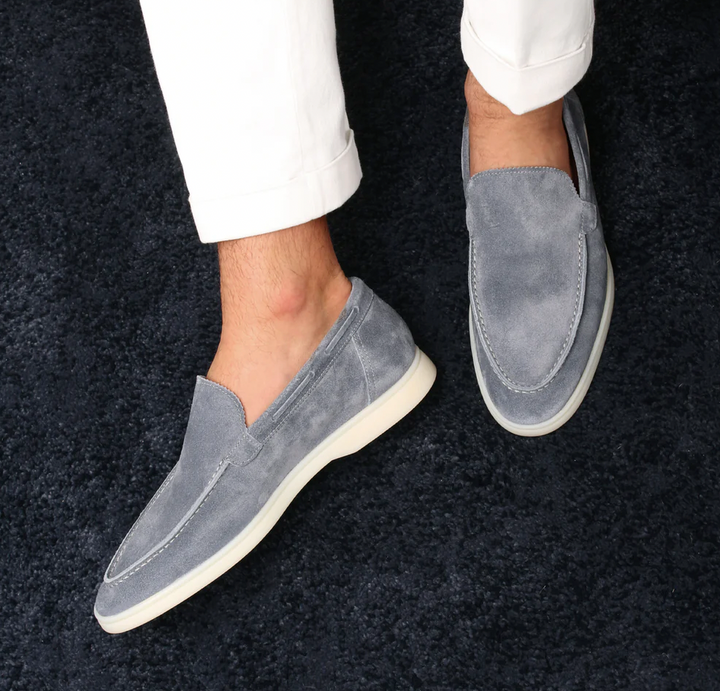Lyxiga herrloafers i brun mocka med elegant design, perfekta för både formella och avslappnade tillfällen.