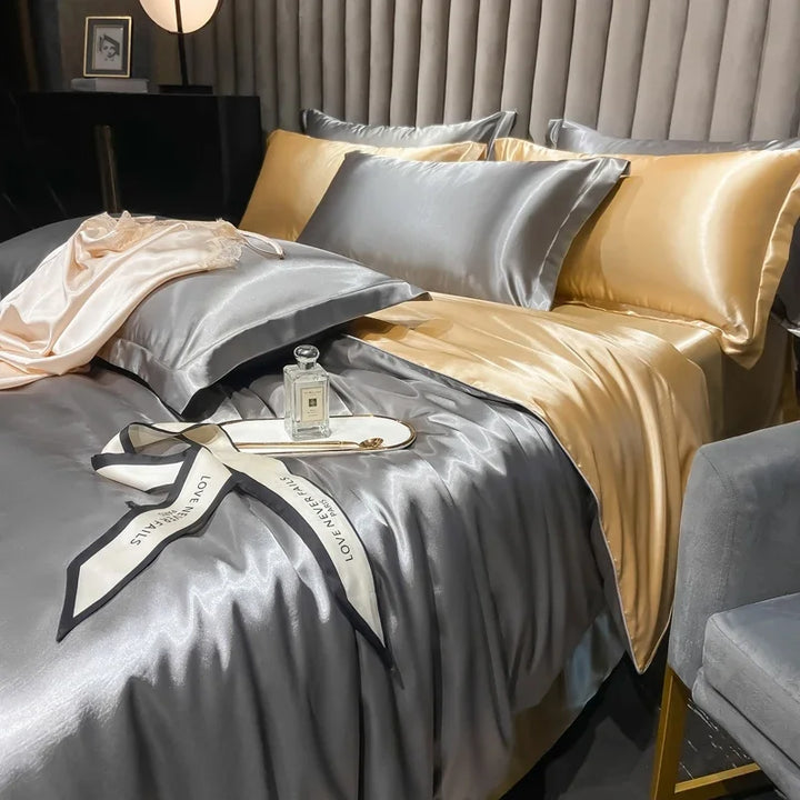 "Lyxigt silkebäddsset med elegant glans och mjuk textur, perfekt för komfort och stil i ditt sovrum."