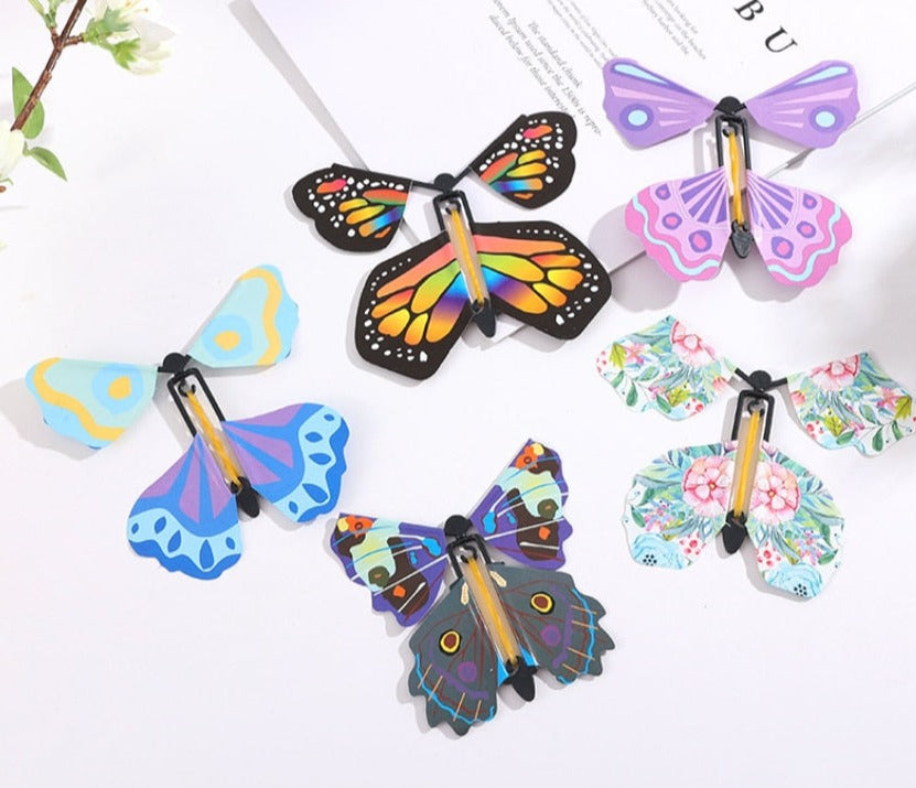 Närbild på en magisk upprullningsbar fjäril, detaljerat mönster, perfekt som födelsedagspresent.