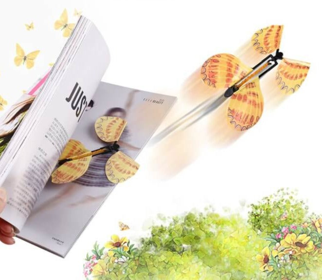 Person som försiktigt rullar upp en magisk fjäril, förbereder för en rolig och flygande överraskning.