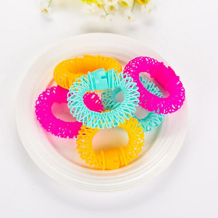 "Magiska hårdonuts för mjuka lockar utan värme, i mjuk plast och färger: gul, rosa, grön; enkel DIY frisyr."