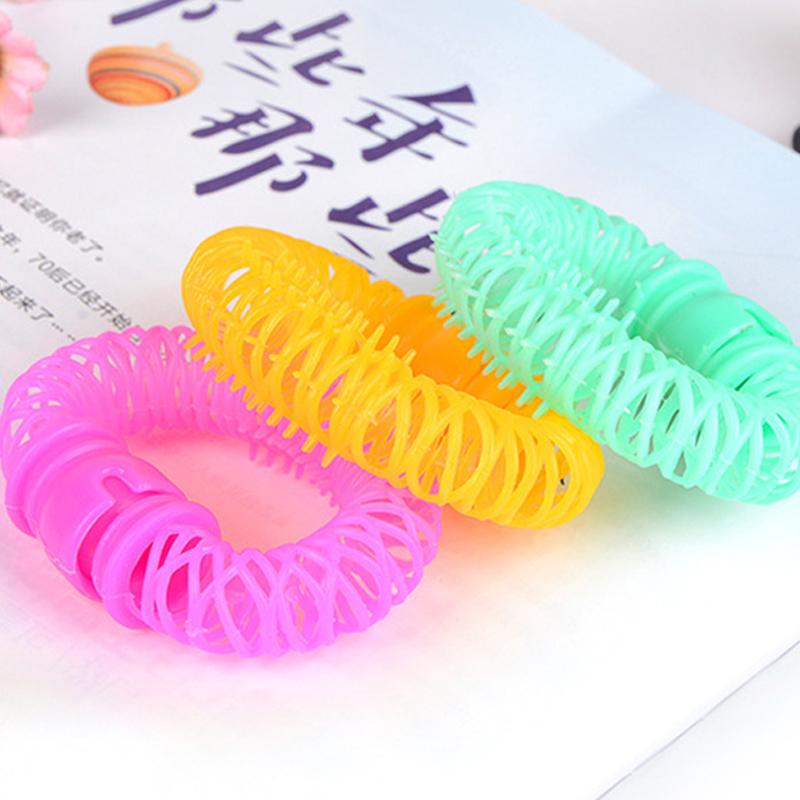 "Magiska hårdonuts för mjuka lockar utan värme, i mjuk plast och färger: gul, rosa, grön; enkel DIY frisyr."