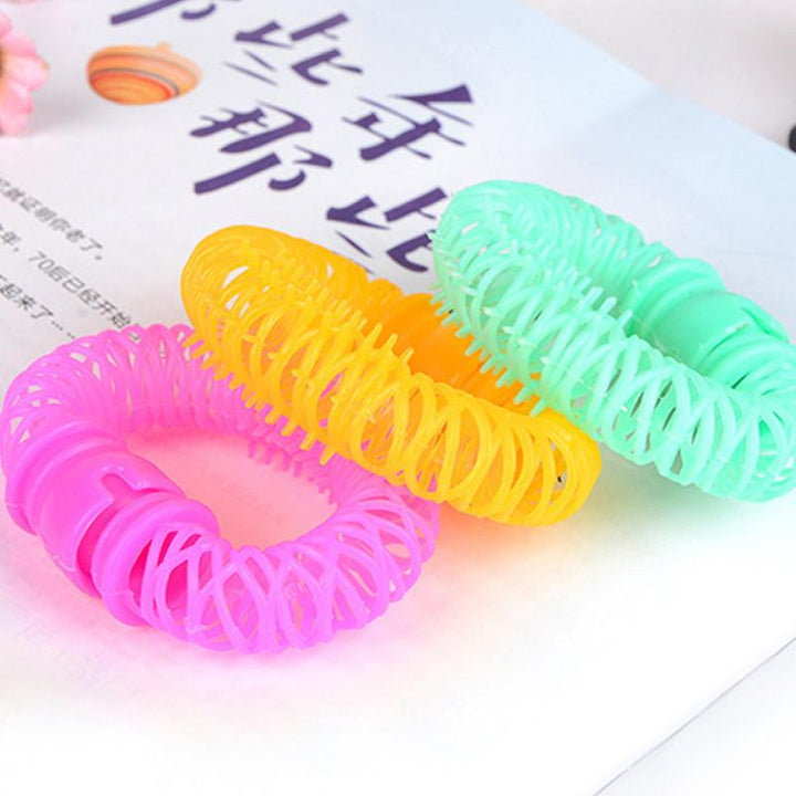 "Magiska hårdonuts för mjuka lockar utan värme, i mjuk plast och färger: gul, rosa, grön; enkel DIY frisyr."