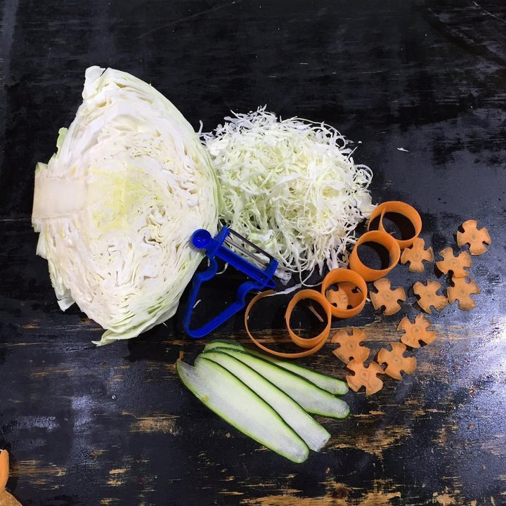 Mångsidig grönsaksskalare i tre delar, säkert ergonomiskt handtag och rostfria stålblad för frukt och grönsaker.