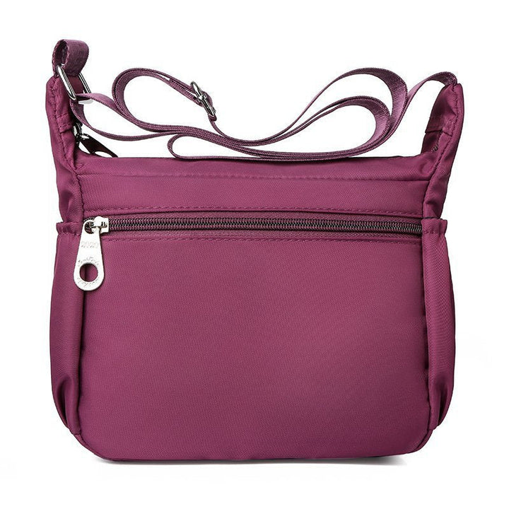 Mångsidig och slitstark axelremsväska i nylon för kvinnor, med justerbar rem och flera fickor, perfekt för vardag och resor.