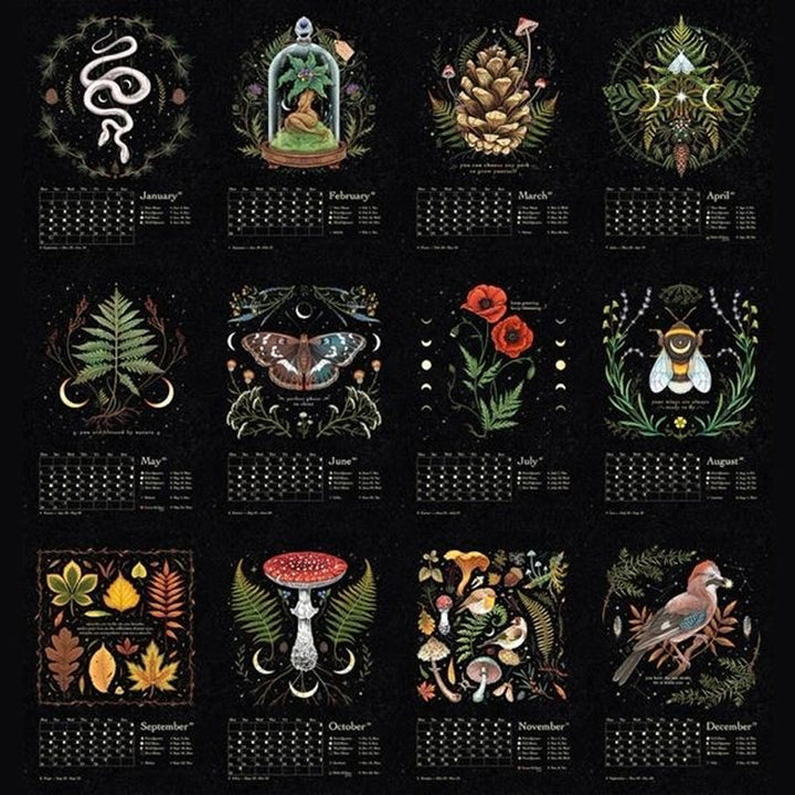 "Månkalender 2023 med mörka skogsmotiv, intrikata illustrationer, fångar natur och magi, fullmåne och stjärntecken."