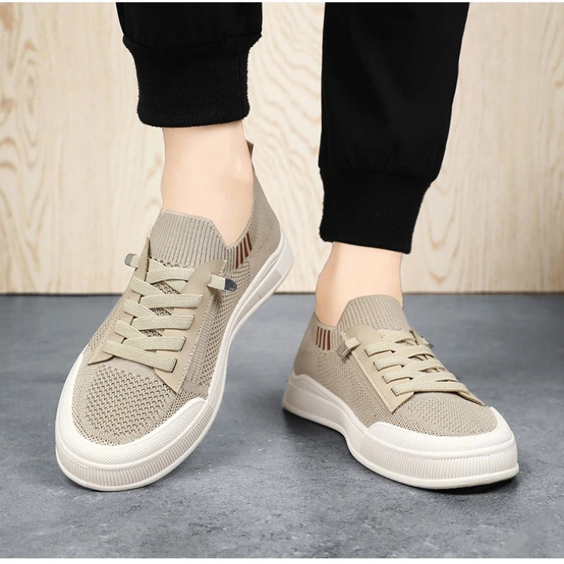"Manliga canvas sneakers i armégrön med lätt, flexibel konstruktion och andningsbar design, perfekt för vardagsbruk."