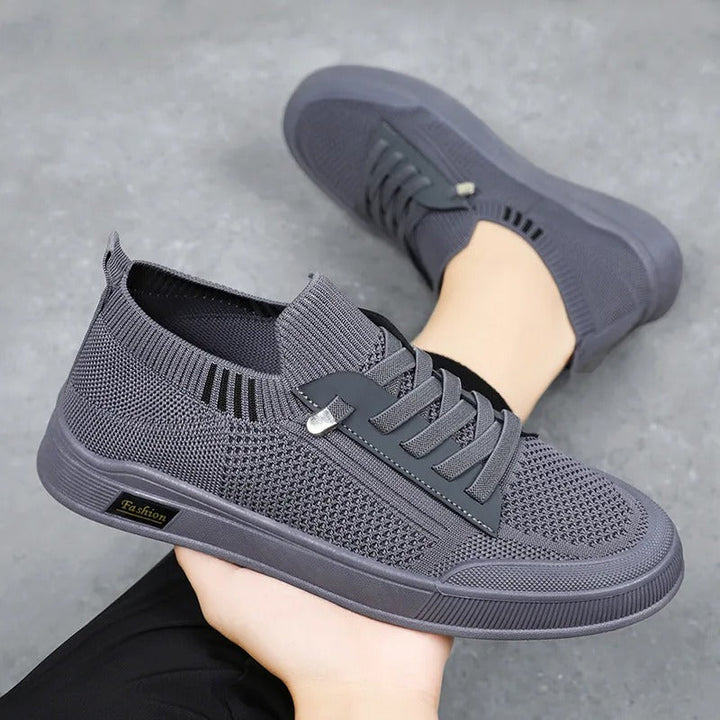 "Manliga canvas sneakers i armégrön med lätt, flexibel konstruktion och andningsbar design, perfekt för vardagsbruk."