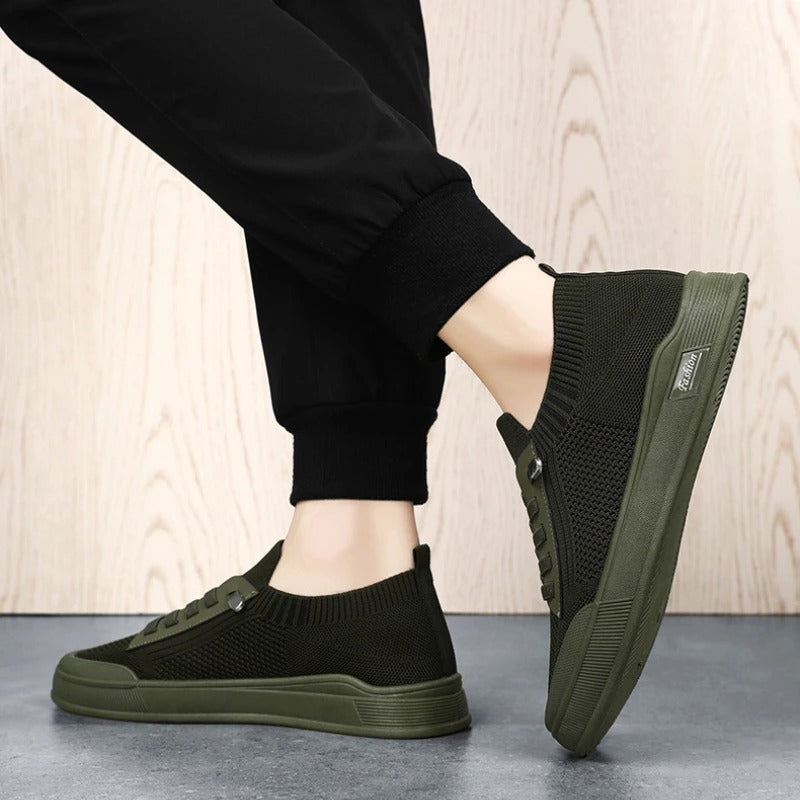 "Manliga canvas sneakers i armégrön med lätt, flexibel konstruktion och andningsbar design, perfekt för vardagsbruk."