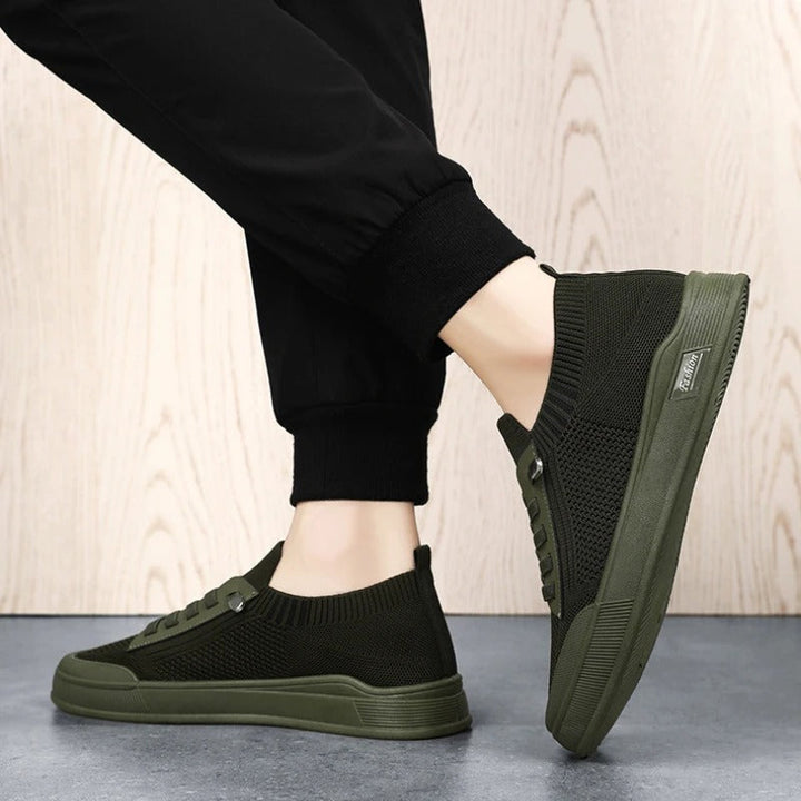 "Manliga canvas sneakers i armégrön med lätt, flexibel konstruktion och andningsbar design, perfekt för vardagsbruk."