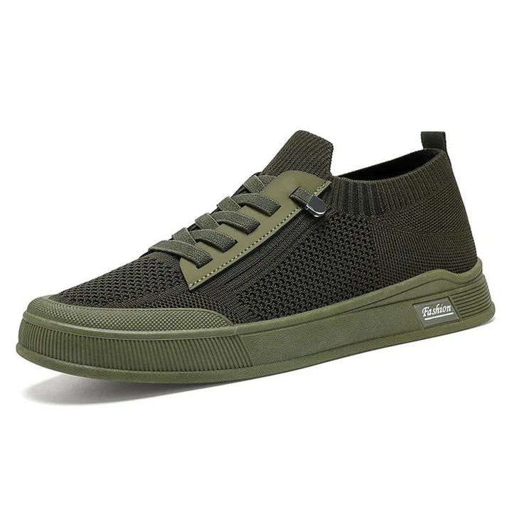 "Manliga canvas sneakers i armégrön med lätt, flexibel konstruktion och andningsbar design, perfekt för vardagsbruk."