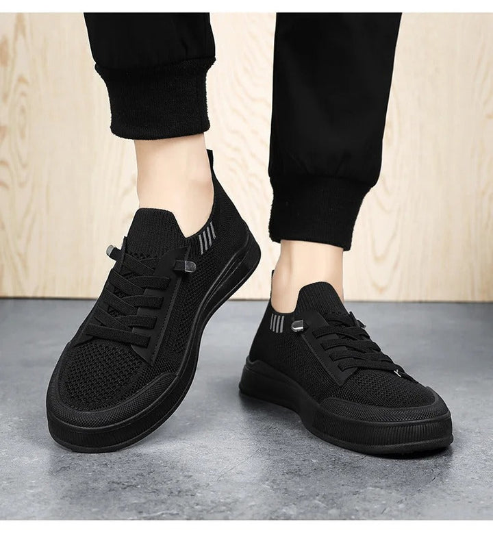 "Manliga canvas sneakers i armégrön med lätt, flexibel konstruktion och andningsbar design, perfekt för vardagsbruk."