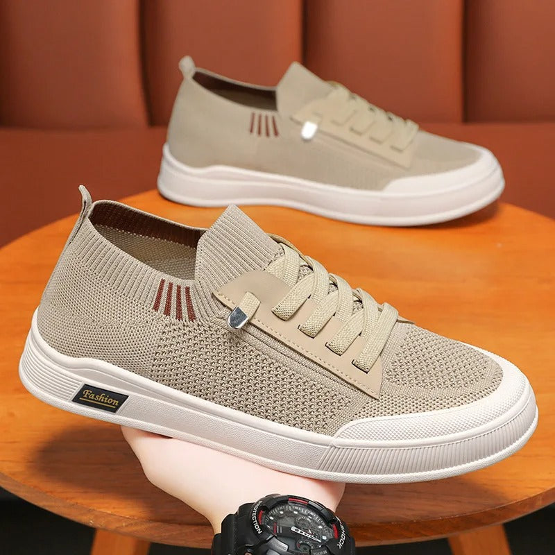 "Manliga canvas sneakers i armégrön med lätt, flexibel konstruktion och andningsbar design, perfekt för vardagsbruk."