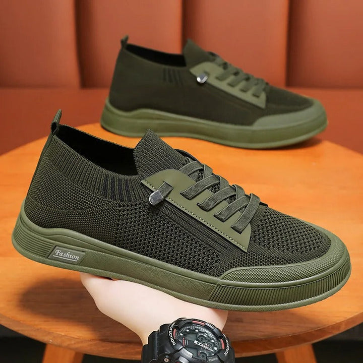 "Manliga canvas sneakers i armégrön med lätt, flexibel konstruktion och andningsbar design, perfekt för vardagsbruk."