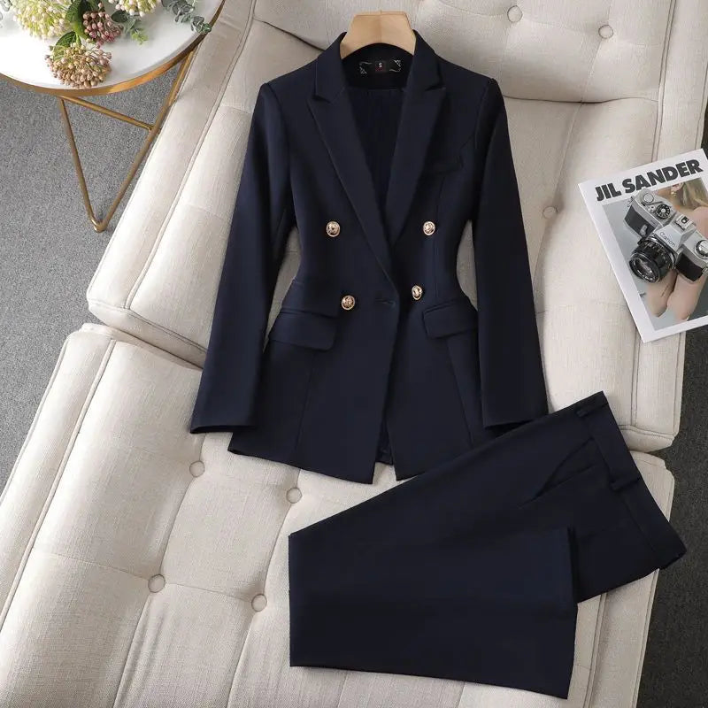 "Marinblå och vit slagkavaj med byxor set för dam, elegant och tidlös outfit för alla tillfällen"