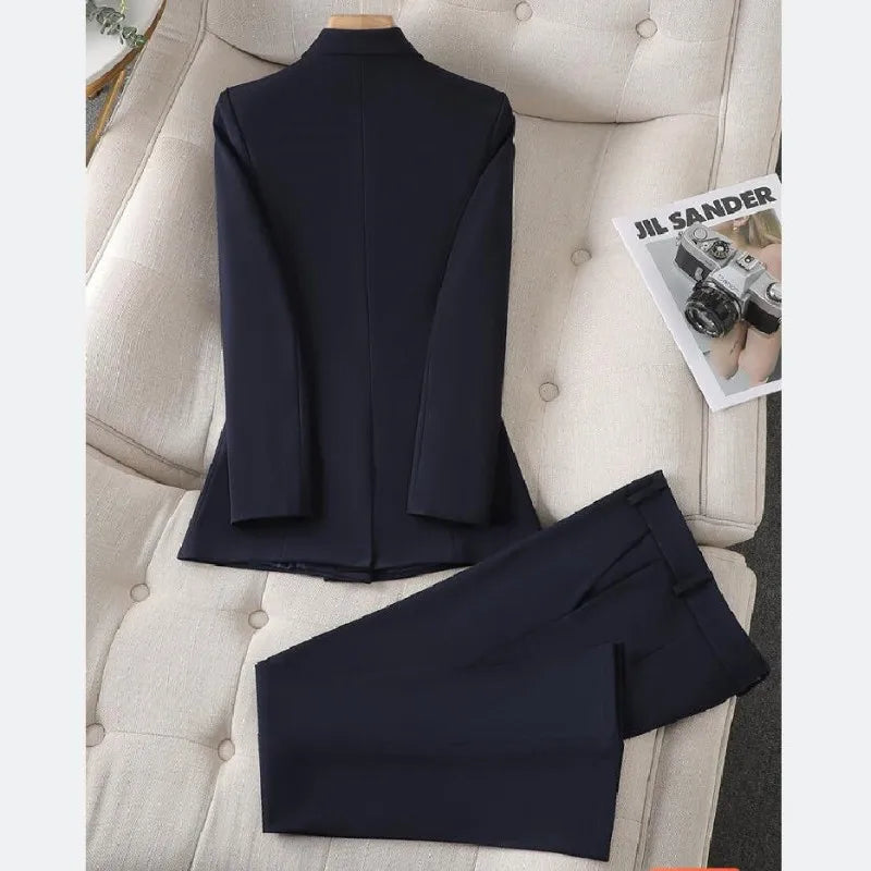 "Marinblå och vit slagkavaj med byxor set för dam, elegant och tidlös outfit för alla tillfällen"