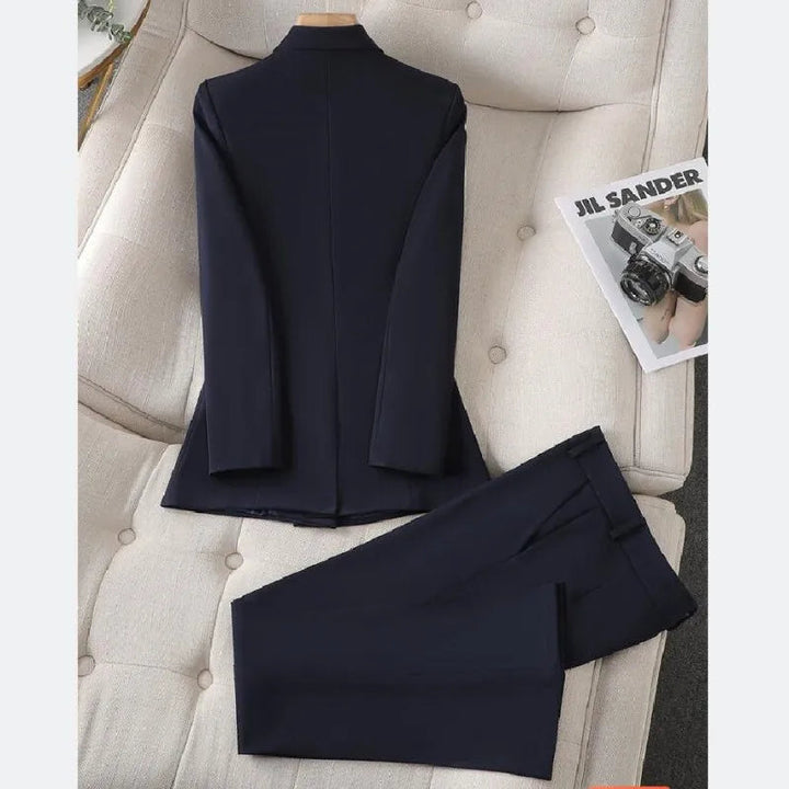 "Marinblå och vit slagkavaj med byxor set för dam, elegant och tidlös outfit för alla tillfällen"