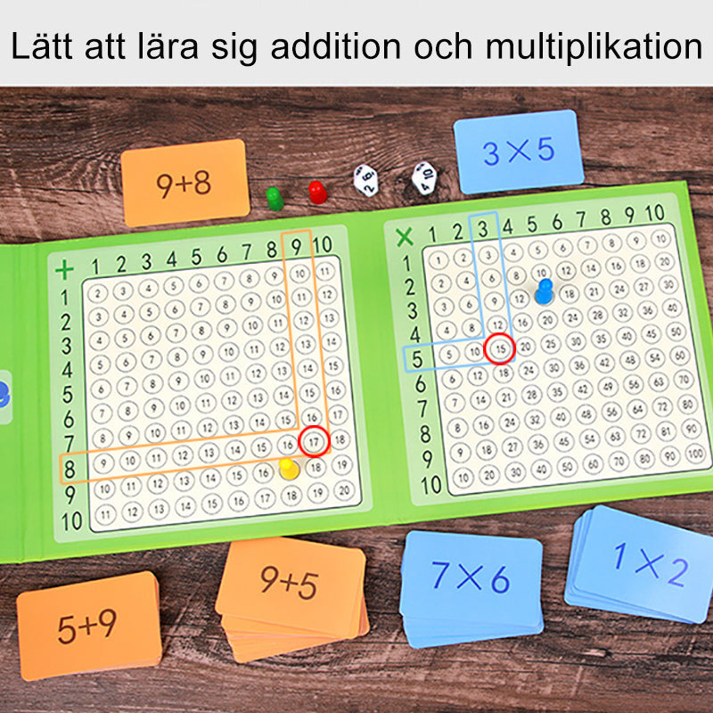 "Matematiskt barnspel i trä med magnetisk design, innehåller kort och schackpjäser för lärande och spelupplevelse."