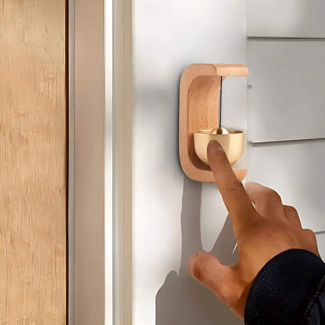 "Melodisk dörrklocka i bokträ och mässing, japansk elegans, enkel installation, förgyller entré med stil och funktionalitet."