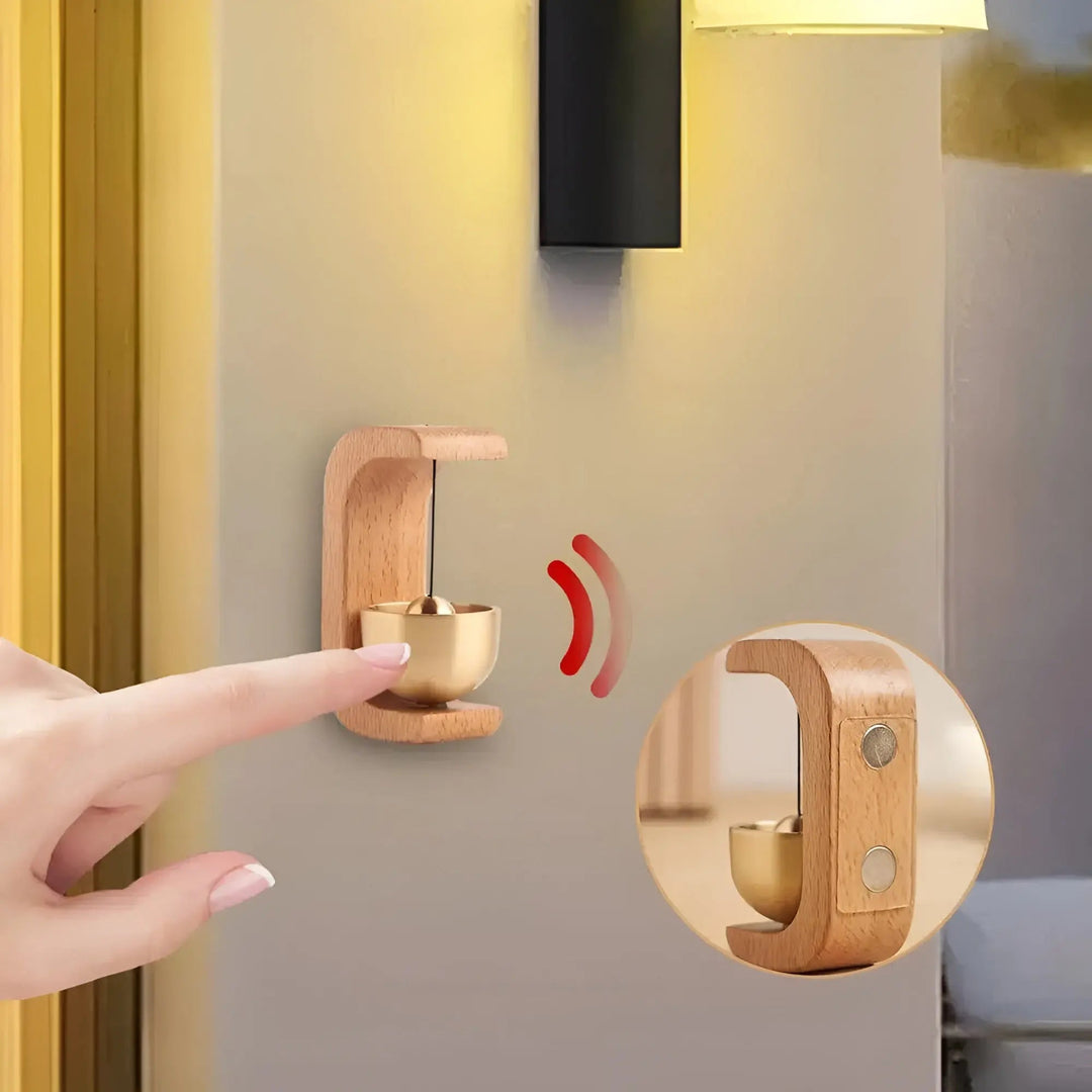 "Melodisk dörrklocka i bokträ och mässing, japansk elegans, enkel installation, förgyller entré med stil och funktionalitet."