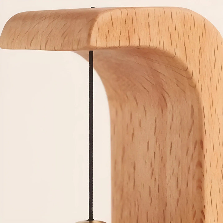 "Melodisk dörrklocka i bokträ och mässing, japansk elegans, enkel installation, förgyller entré med stil och funktionalitet."
