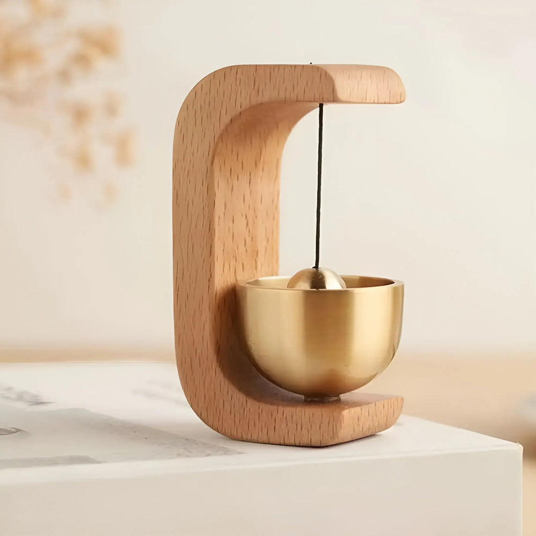 "Melodisk dörrklocka i bokträ och mässing, japansk elegans, enkel installation, förgyller entré med stil och funktionalitet."