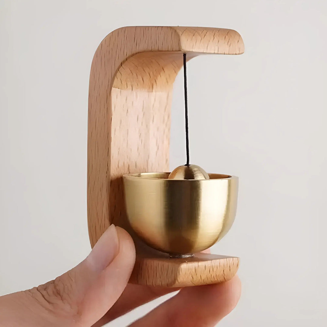 "Melodisk dörrklocka i bokträ och mässing, japansk elegans, enkel installation, förgyller entré med stil och funktionalitet."