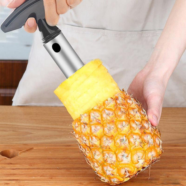 "Metall ananasskärare med bekvämt grepp för enkel och snabb skivning av ananas, gul och svart design."